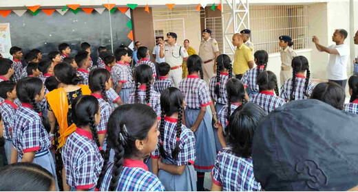 केंद्रीय विद्यालय में पहुंची RPF-GRP टीम, छात्रों को बताए सुरक्षित रेल यात्रा के नियम